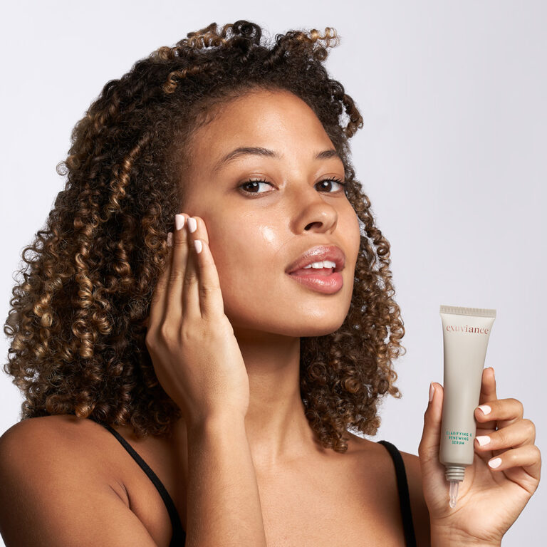 Billede til sociale medier Exuviance Clarifying & Renewing Serum 3