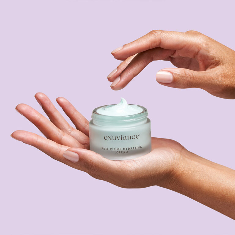 Billede til sociale medier Exuviance Pro-Plump Hydrating Cream hænder kvadrat