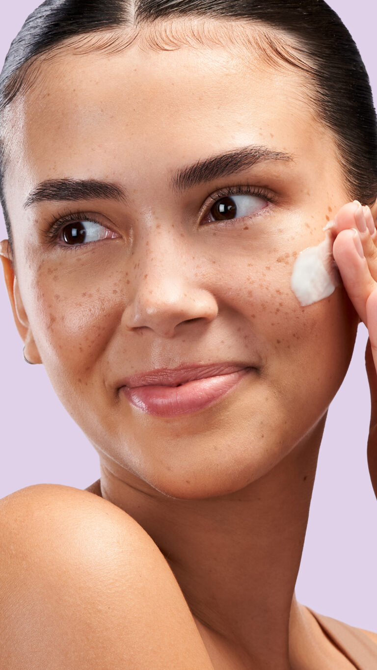 Billede til sociale medier Exuviance Pro-Plump Hydrating Cream model story